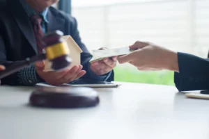 Understanding the Difference Between a Verdict and a Settlement - A Complete Guide